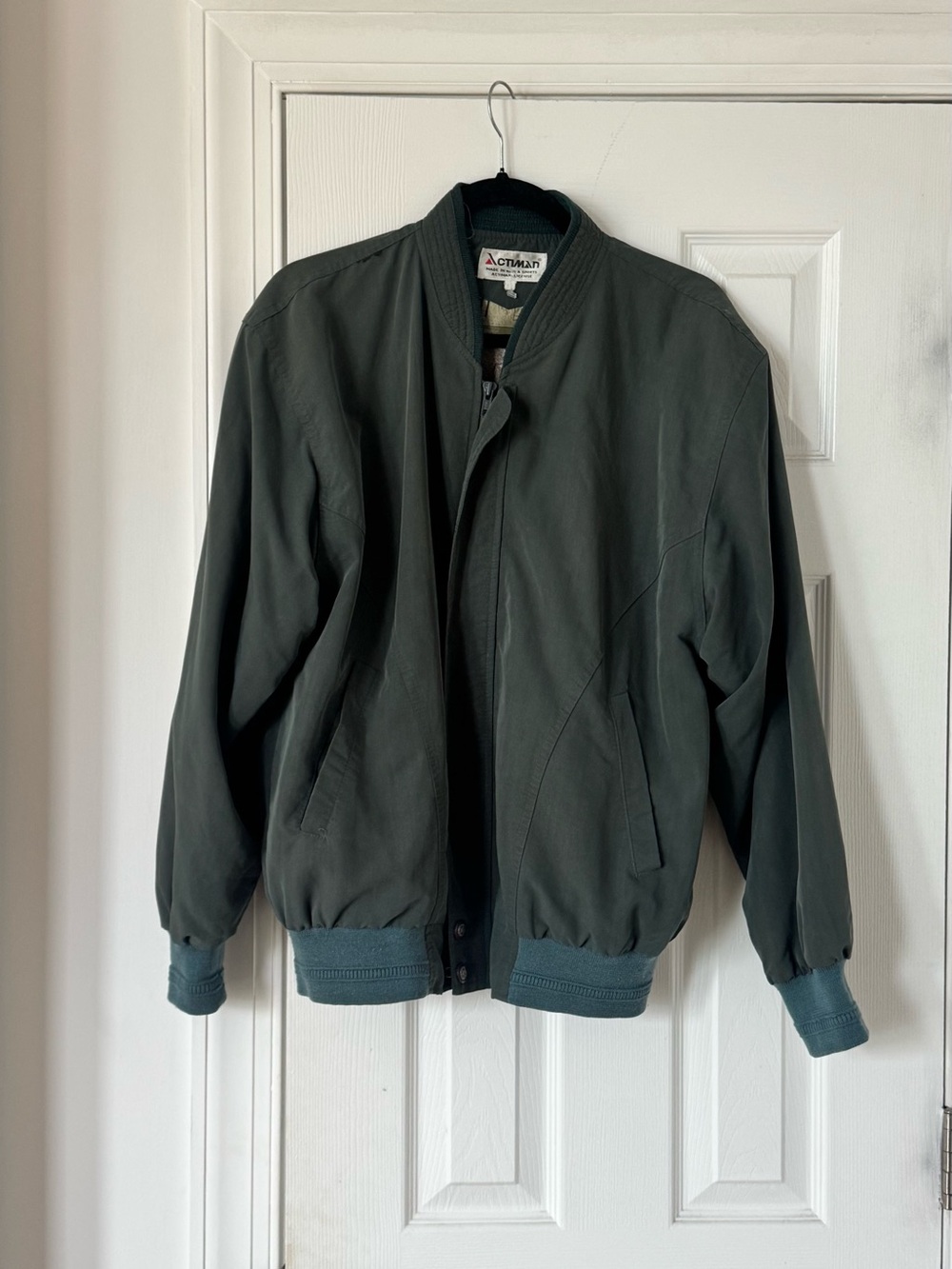 Vintage Olive Green Bomber Jacket for Men fits women’s medium large